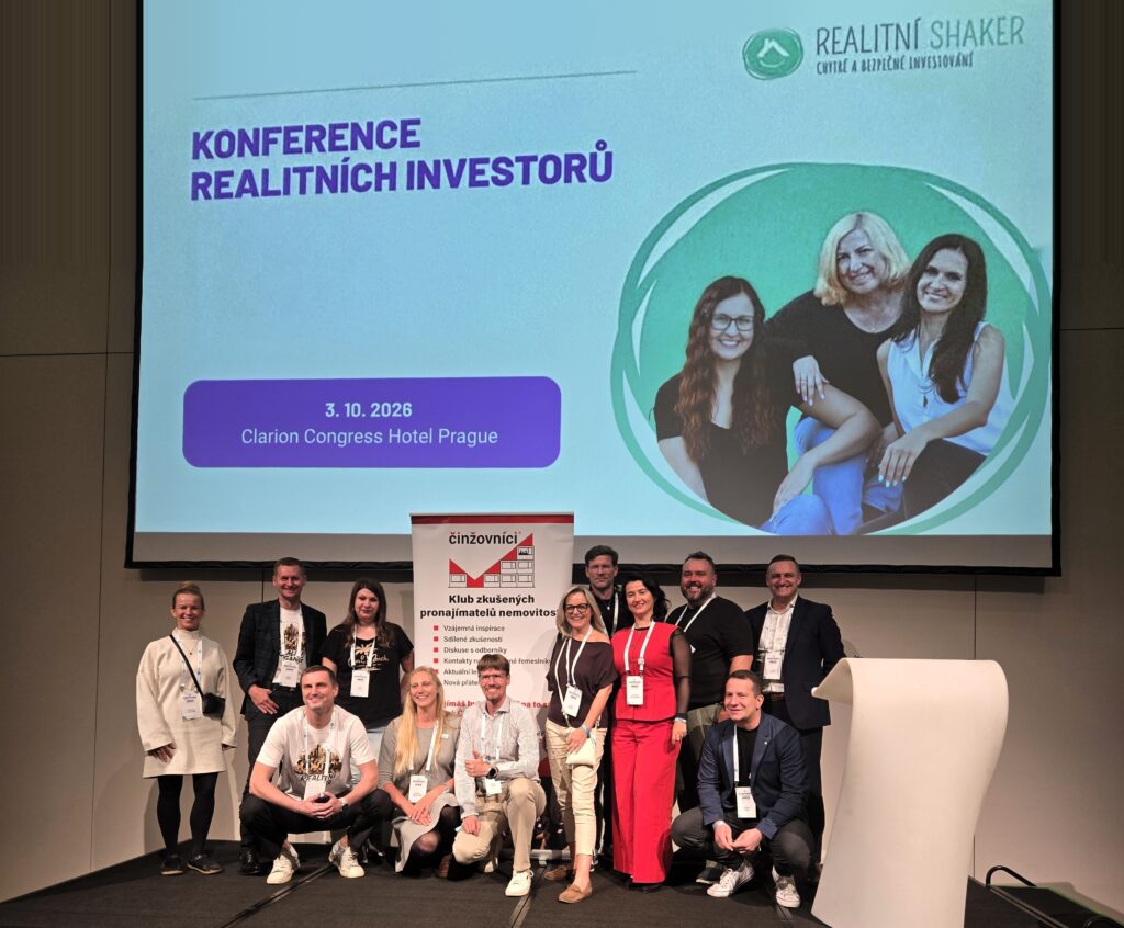 Účastníci Konference realitních investorů Realitní Shaker 3. 10. 2026 v Clarion Congress Hotelu Praha u roll-upu Klubu Činžovníci